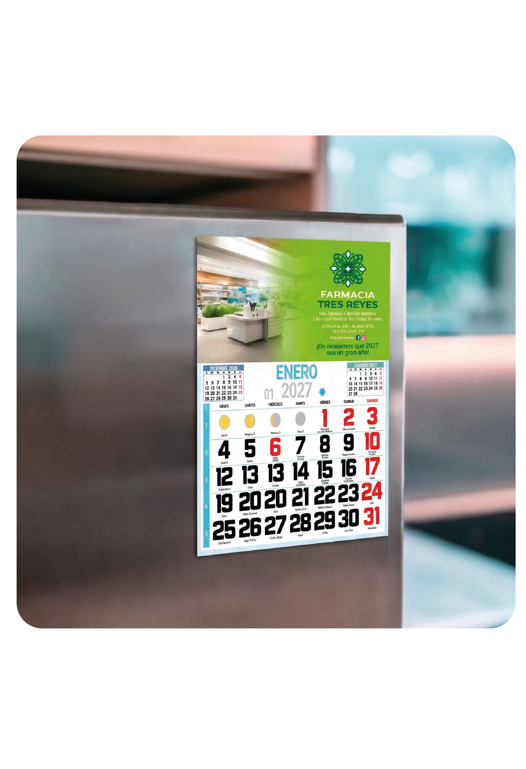 Calendario imán tamaño M colocado en una nevera