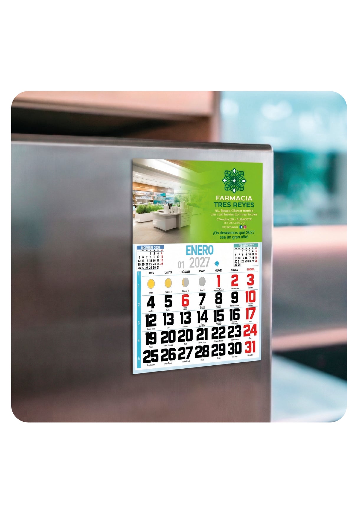 Calendario imán tamaño M colocado en una nevera